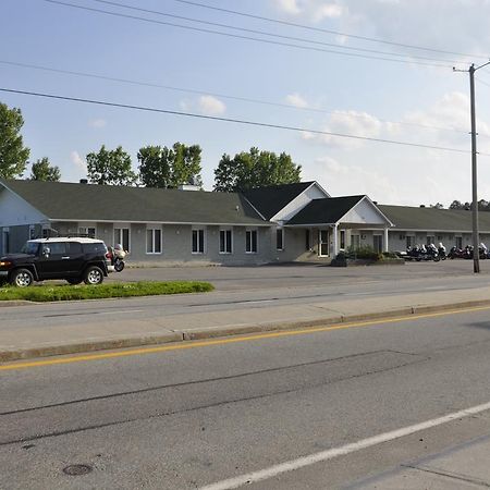 Motel Les Pignons Verts Buckingham Kültér fotó