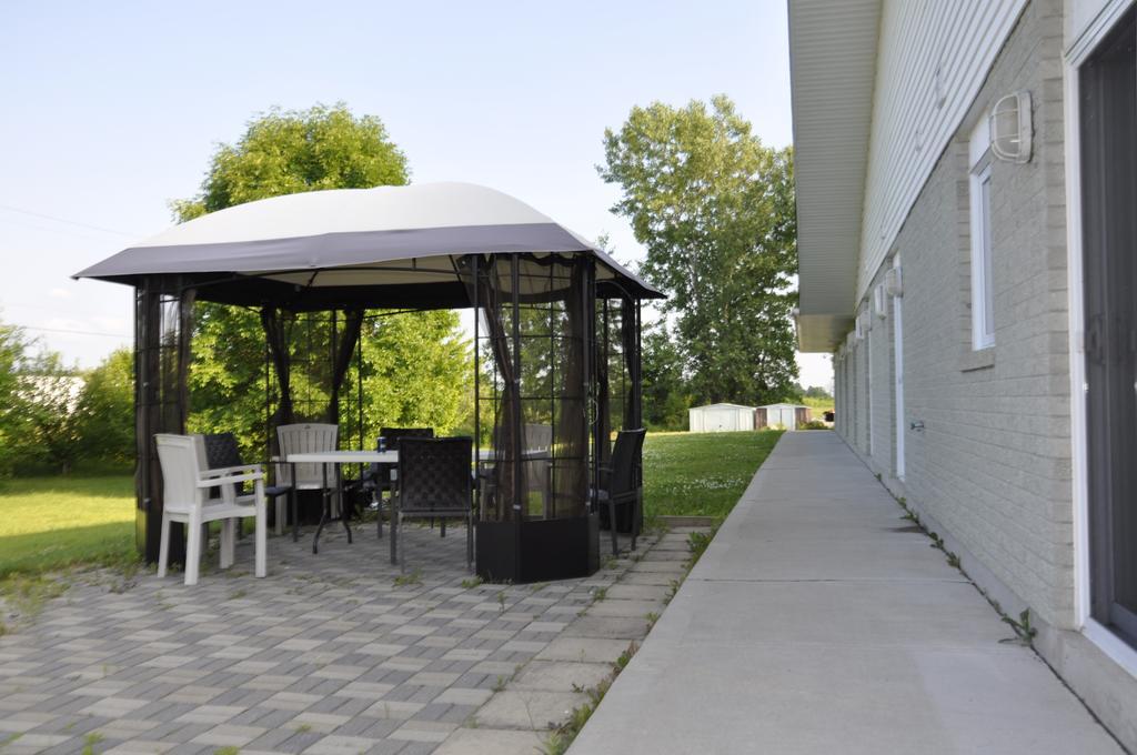 Motel Les Pignons Verts Buckingham Kültér fotó