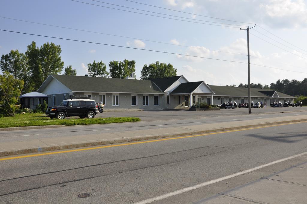 Motel Les Pignons Verts Buckingham Kültér fotó